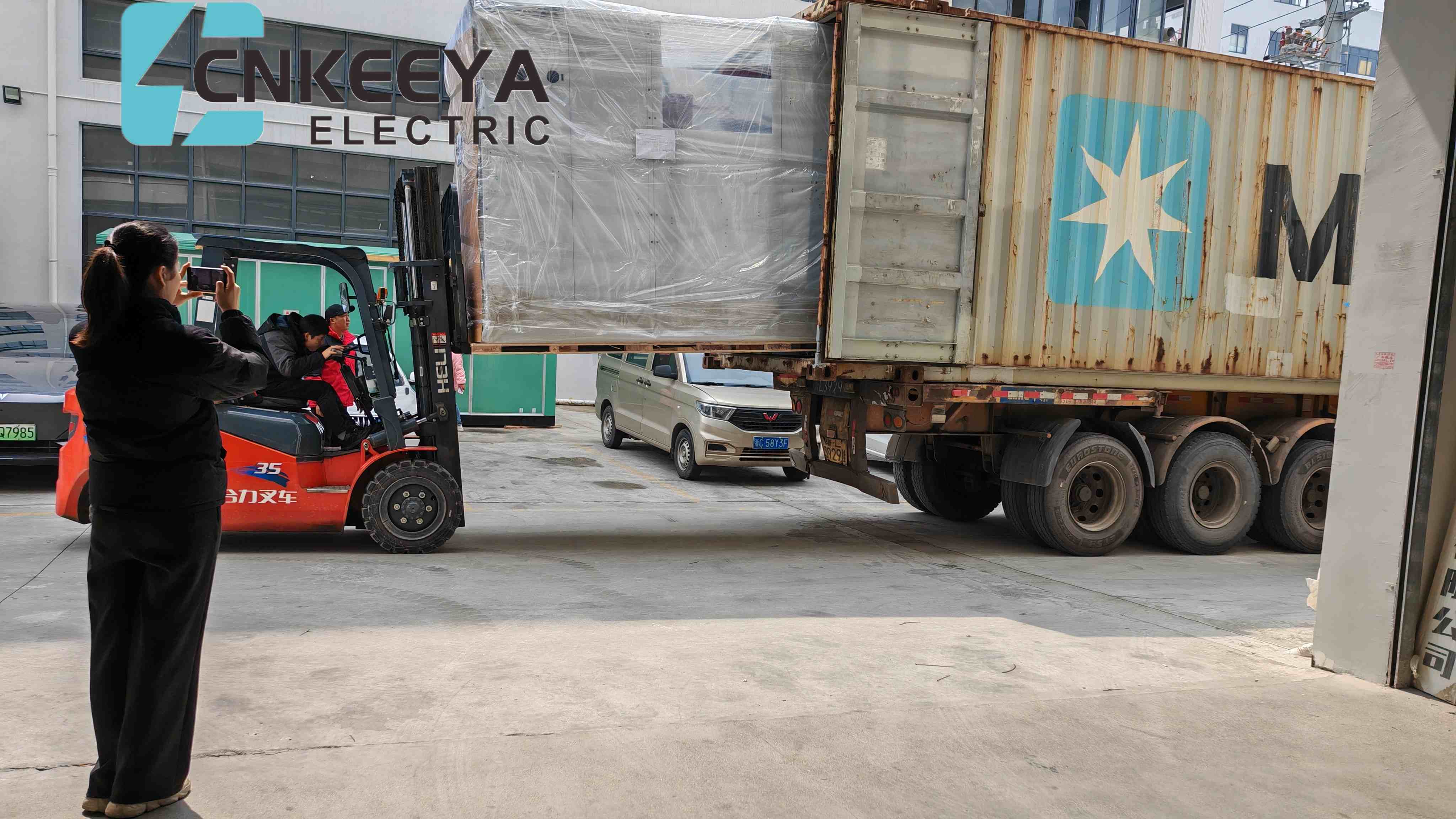 Bốn tủ KYN61 của công ty đã được tải thành công và vận chuyển để hỗ trợ thi công các dự án điện cho khách hàng Ukraine